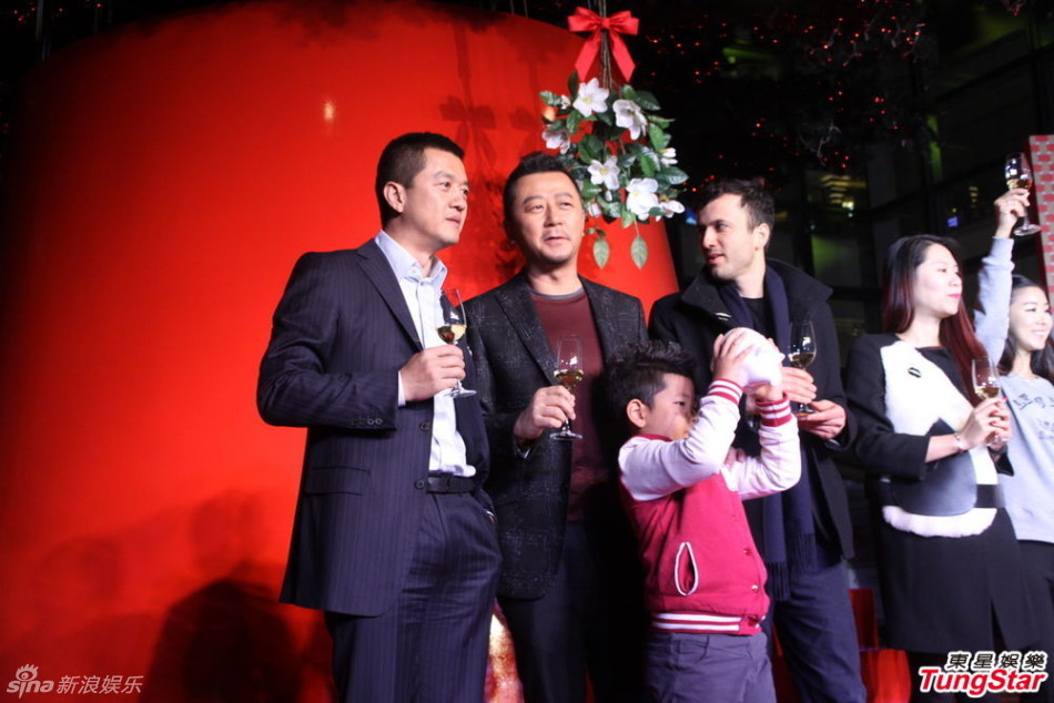 李亞鵬、郭濤父子相活動