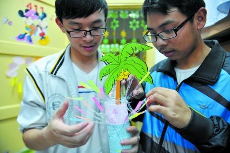 男生正把廢舊物做成裝飾品，裝扮女生寢室