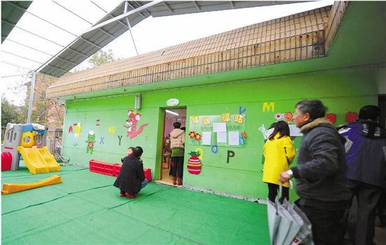 因?yàn)榕卵b修后的氣味影響孩子的健康，包括小葉在內(nèi)，很多家長(zhǎng)找到園方，要求換教室.