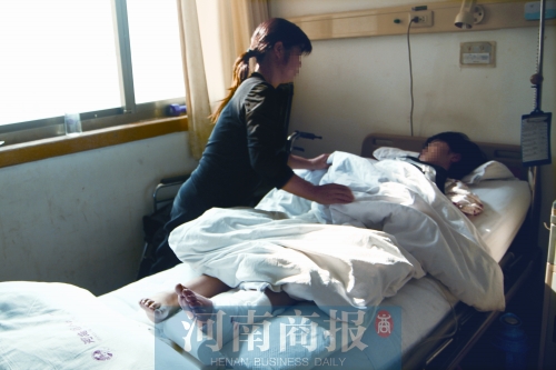 14歲的小美躺在病床上，左腿摔傷的部位還纏著繃帶