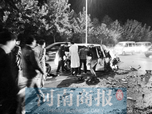 慘劇現(xiàn)場(chǎng)，眾人紛紛上前施救，有人拉住變形的車門，為傷者爭(zhēng)取救援時(shí)間