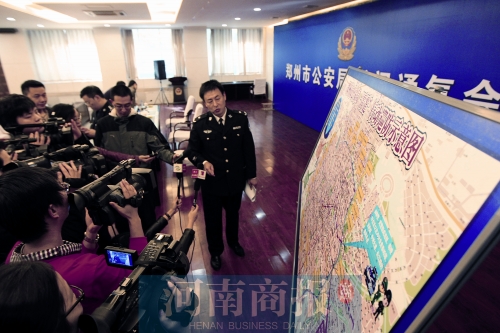 警方負(fù)責(zé)人向媒體介紹戰(zhàn)果，左上圖為警方繳獲的犯罪嫌疑人作案工具 記者 王春勝/圖