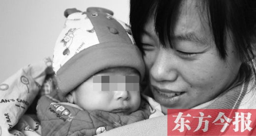 鄭州兒童福利院工作人員，小心地照看著一名體型瘦小的棄嬰