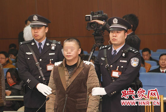 被告人被法警帶上法庭時(shí)，身上沒(méi)有戒具，也沒(méi)有剃光頭。（圖片來(lái)源于微博@豫法陽(yáng)光）