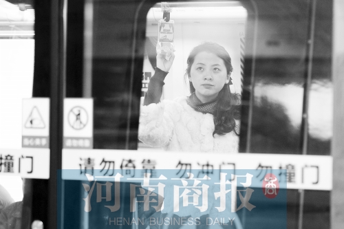 首個上班高峰，地鐵乘客以年輕的上班族為主