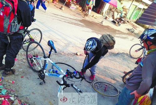 運(yùn)氣不好，十分鐘被扎了兩次胎，只能自己修車。