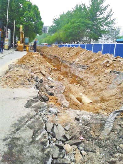 文化路大修改造工程，目前西半幅圍擋已基本鋪設到位。