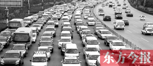 21日，鄭州市中州大道，大量擁堵的汽車將寬寬的道路變成“停車場(chǎng)”