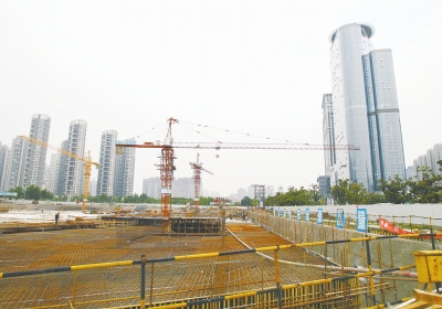 中州大道與金水東路東北角，正在建一座大型停車場(chǎng)。