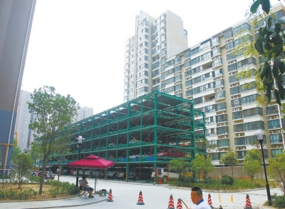 商城路與英協(xié)路交叉口附近的濱河綠苑小區(qū)內(nèi)，剛剛建好一個(gè)立體停車場(chǎng)。