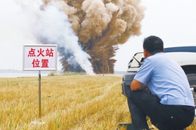 民警點火，引爆爆炸物品。