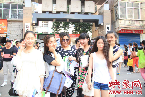 畢業(yè)和同學一起去旅行是不少考生的選擇。