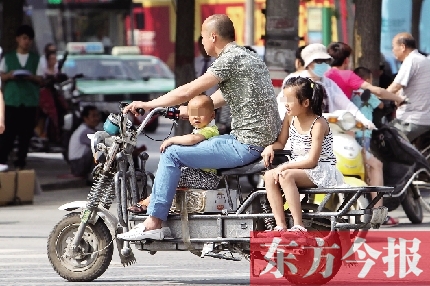 這樣帶著孩子，一個剎車，孩子就有可能摔下車