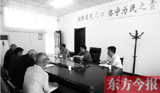 6月16日，幾位蘭考市民在向縣委副書記毛衛(wèi)豐反映問題。