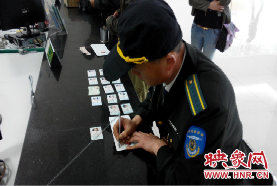 撿到的身份證，巡防隊(duì)員通常是自費(fèi)郵寄給失主。
