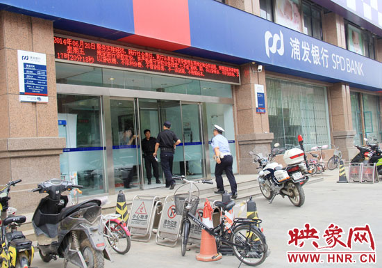 民警趕到現(xiàn)場了解情況。