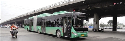 昨日上午，一輛B3快速公交測(cè)試車行駛在西三環(huán)的線路上。