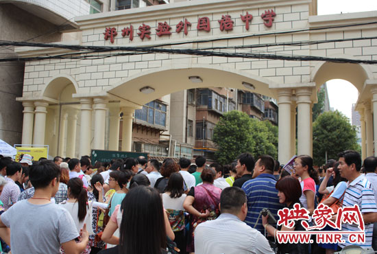 考試快結(jié)束時(shí)，陪考的家長(zhǎng)涌入學(xué)校接孩子。