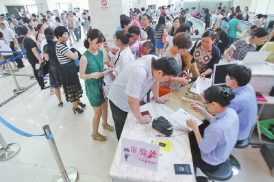 6月30日上午9時(shí)20分，鄭州市公安局出入境管理處辦事大廳內(nèi)擠滿前來(lái)辦理護(hù)照、簽證的群眾。
