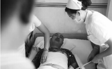 昨天，鄭州市第一人民醫(yī)院，被打傷的鄭州管城區(qū)執(zhí)法隊(duì)員唐建偉在接受治療。