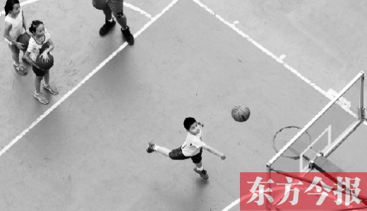 7月2日，河南工業(yè)大學(xué)籃球場(chǎng)內(nèi)，幾名孩子正在接受籃球訓(xùn)練