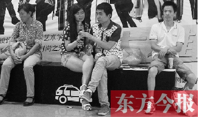 昨天，火車站地一大道納涼點(diǎn)已有許多市民坐在商場的椅子上乘涼