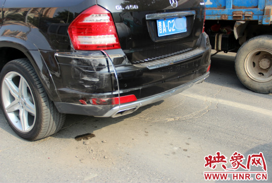 無(wú)辜奔馳越野車(chē)殘被追尾。