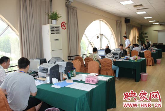 高招錄取現(xiàn)場(chǎng)錄檢組工作人員正在緊張工作中。