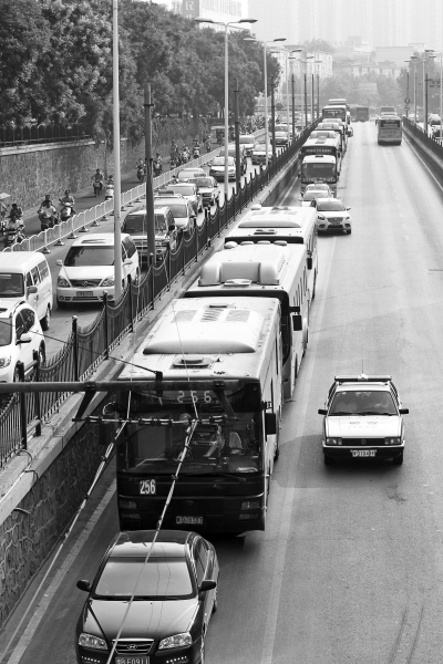 大量的機(jī)動車由京廣路向北前行，右拐后涌上中原路地下道。