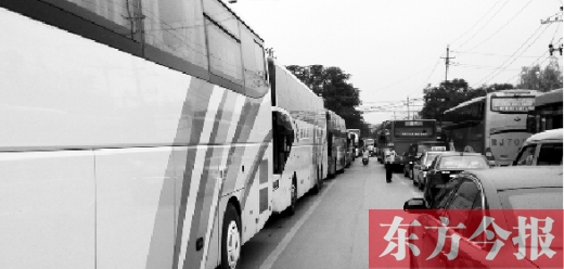 昨日，只能由東向西單行的鄭州市城南路上，闖進(jìn)了由西向東行駛的大巴車，造成嚴(yán)重交通擁堵
