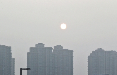 昨天，鄭州市區(qū)，霧霾遮擋的太陽像個月亮。