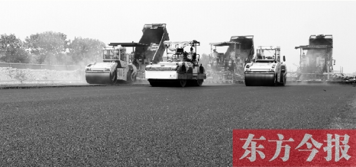 鄭州通航試驗(yàn)區(qū)上街機(jī)場(chǎng)的改擴(kuò)建工程正在緊張施工，寬闊的跑道已經(jīng)基本竣工