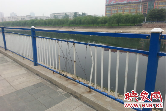 公園內(nèi)多個(gè)護(hù)欄中間的鋼筋條不翼而飛，僅僅是用幾根細(xì)細(xì)鐵絲纏住。