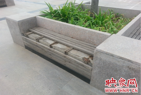 基礎(chǔ)設(shè)施破壞嚴(yán)重，一直無人修理。