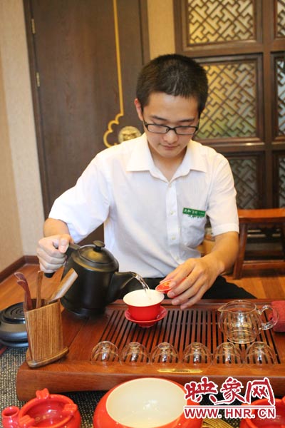 1、水壺里的水煮沸，李克勤把茶葉放進(jìn)茶荷里，準(zhǔn)備溫杯沖茶