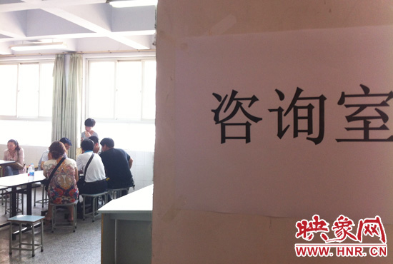 在金水區(qū)教體局設(shè)立的“復(fù)議”現(xiàn)場，家長們提出了各式各樣的問題。