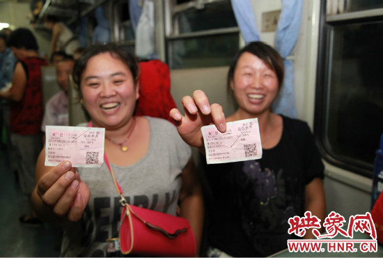 進疆棉農(nóng)展示前往烏魯木齊的車票。
