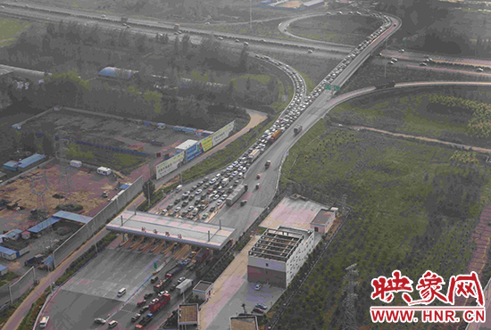 圖為鄭州環(huán)城高速航海路上下口，已經(jīng)出現(xiàn)車輛排隊情況。