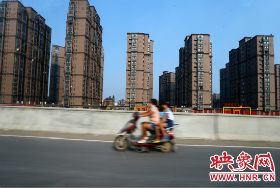 三環(huán)快速路開通后，仍有一些電動車違規(guī)上橋。