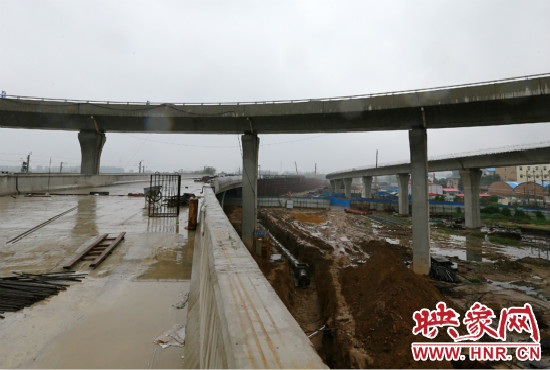 京廣快速路二期北延工程北三環(huán)京廣路立交橋雛形顯現(xiàn)。