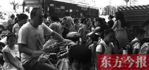 9月4日下午，文化路一小附近，大批陪讀家長接孩子。