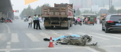昨日，鄭州市建設路與西四環(huán)交叉口附近，一輛后八輪大貨車將一輛電動車卷入車輪下。