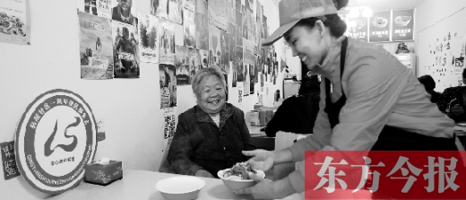 9月29日，輕院社區(qū)的“空巢老人”荊阿姨在一家飯店免費吃午餐