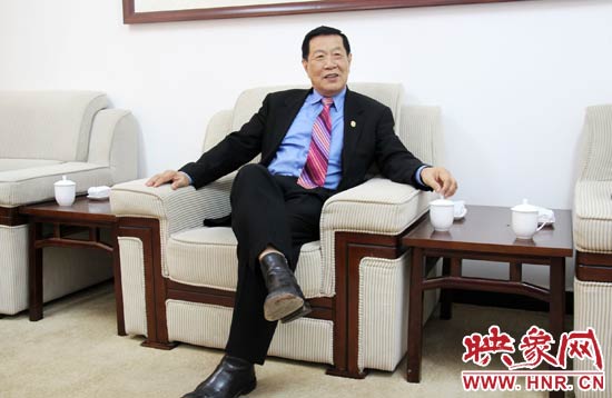 以精湛讀到的刑偵鑒識(shí)技術(shù)享譽(yù)國(guó)際的李昌鈺博士，被譽(yù)為“當(dāng)代福爾摩斯”。