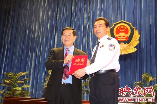 在歡迎儀式上，李昌鈺博士從鐵路警察學(xué)院院長(zhǎng)郝宏奎手中接過(guò)了客座教授的聘書(shū)。