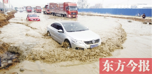 昨日的水坑現(xiàn)場(chǎng)，“坑車”的情況仍在繼續(xù)上演