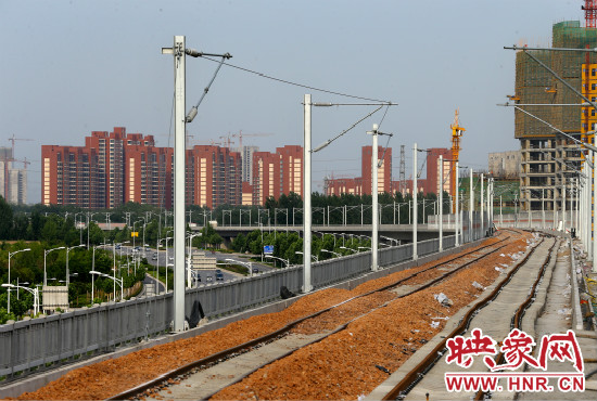 現(xiàn)代化的城際鐵路為日新月異的城市發(fā)展帶來(lái)了新的活力。