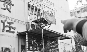 發(fā)生矛盾的一二樓鄰居，喇叭就安裝在二樓窗口。