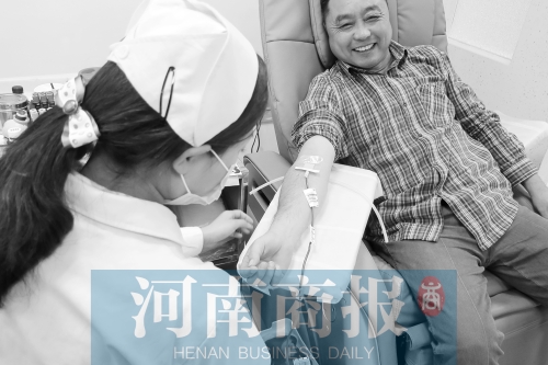 昨天，有市民看了商報(bào)報(bào)道后，前往獻(xiàn)血點(diǎn)獻(xiàn)血 記者 張郁/攝