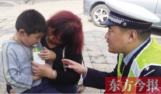 昨日，5歲的男孩獲救后，向民警講述被拐經(jīng)過(guò)。